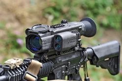Цифровой ночной прицел Pulsar Digisight N960 LRF с лазерным дальномером, смонтированный на самозарядном карабине М4.