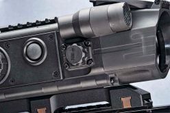 Кнопка фокусировки размещена на правой стороне прицела Pulsar Digisight и, хотя по нашему мнению, слишком близко к ИК-осветителю, она все же легко доступна при использовании.